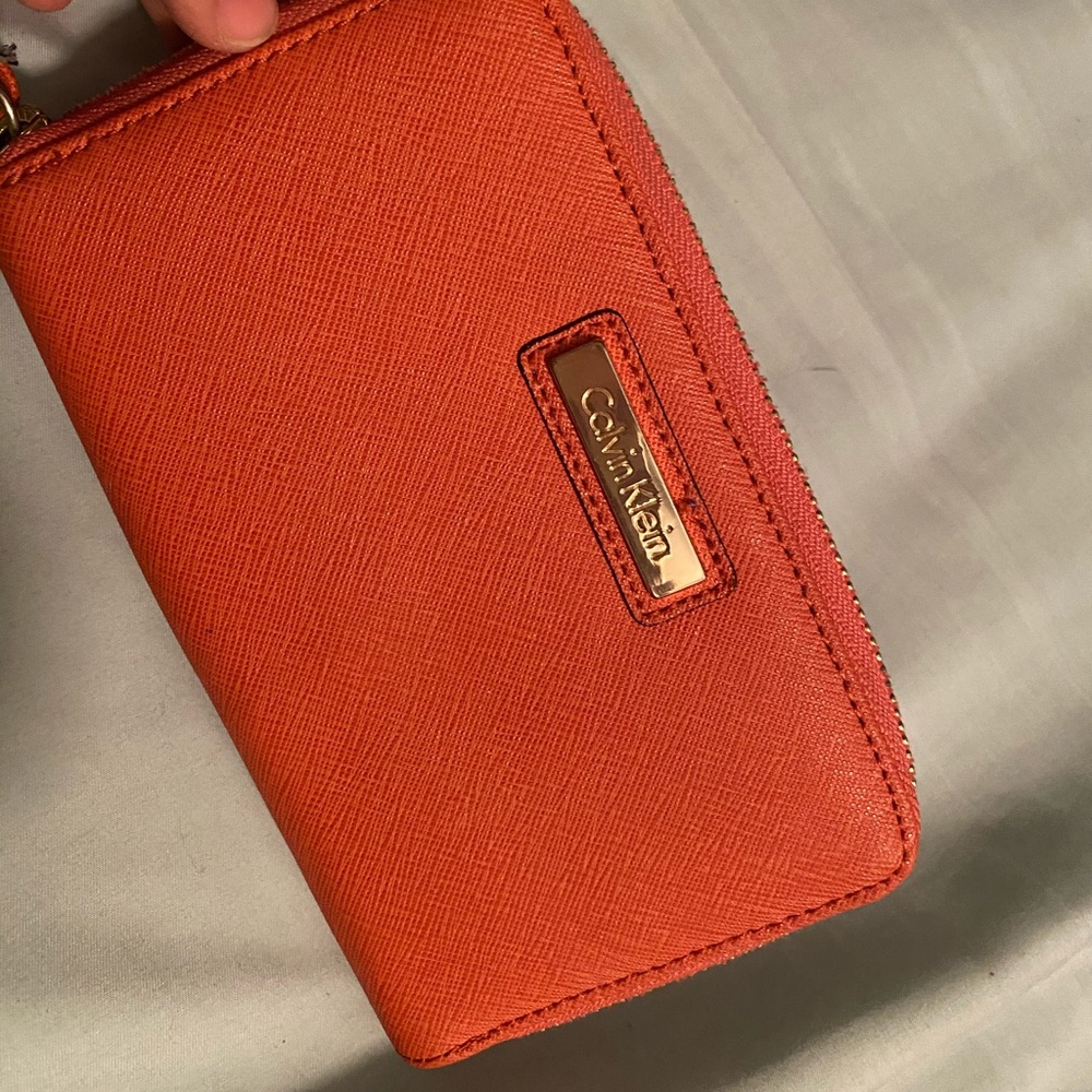 Calvin Klein Saffiano Leather Zip Cont Wallet
